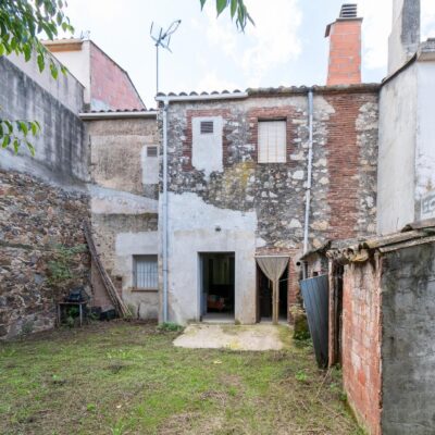 Casa de poble per reformar a Cassà de la Selva