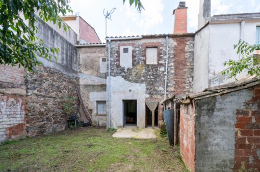Casa de poble per reformar a Cassà de la Selva